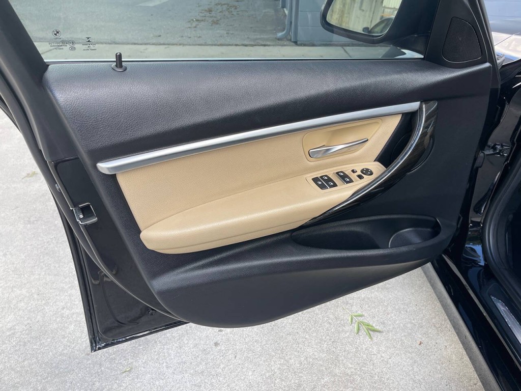 2017 BMW 3 Series Image 34