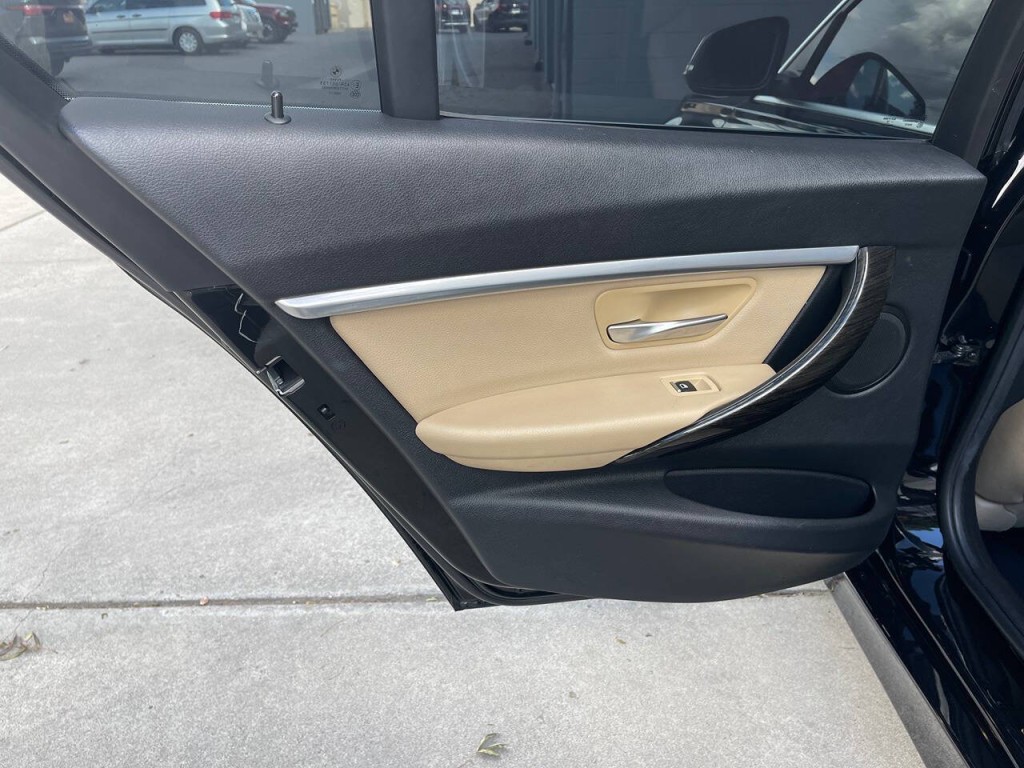 2017 BMW 3 Series Image 36