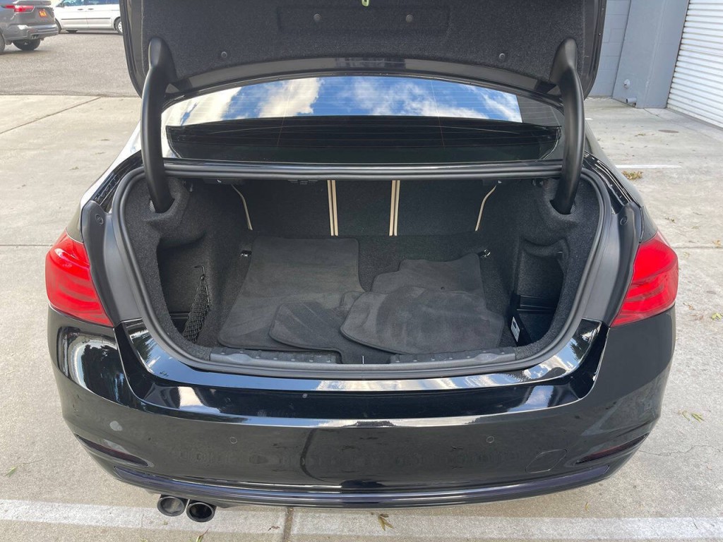 2017 BMW 3 Series Image 38