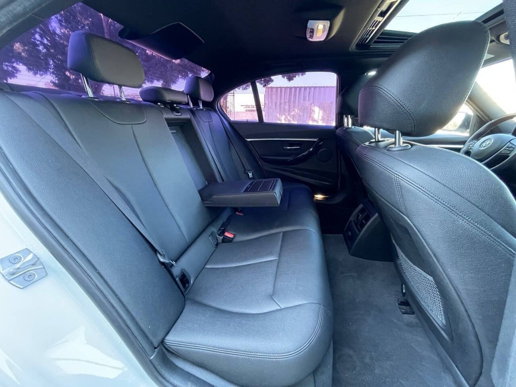 2017 BMW 3 Series Image 14