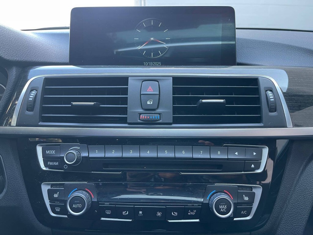 2017 BMW 3 Series Image 21