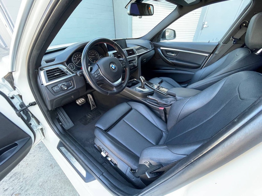 2017 BMW 3 Series Image 29