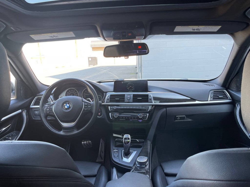 2017 BMW 3 Series Image 33