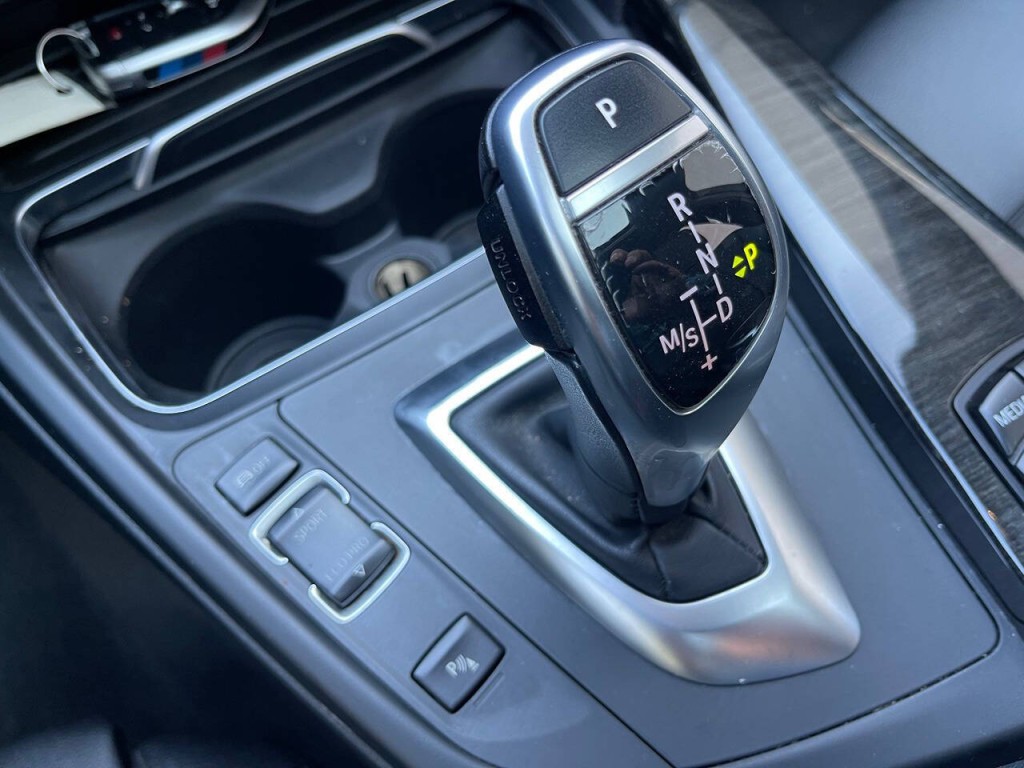 2017 BMW 3 Series Image 35