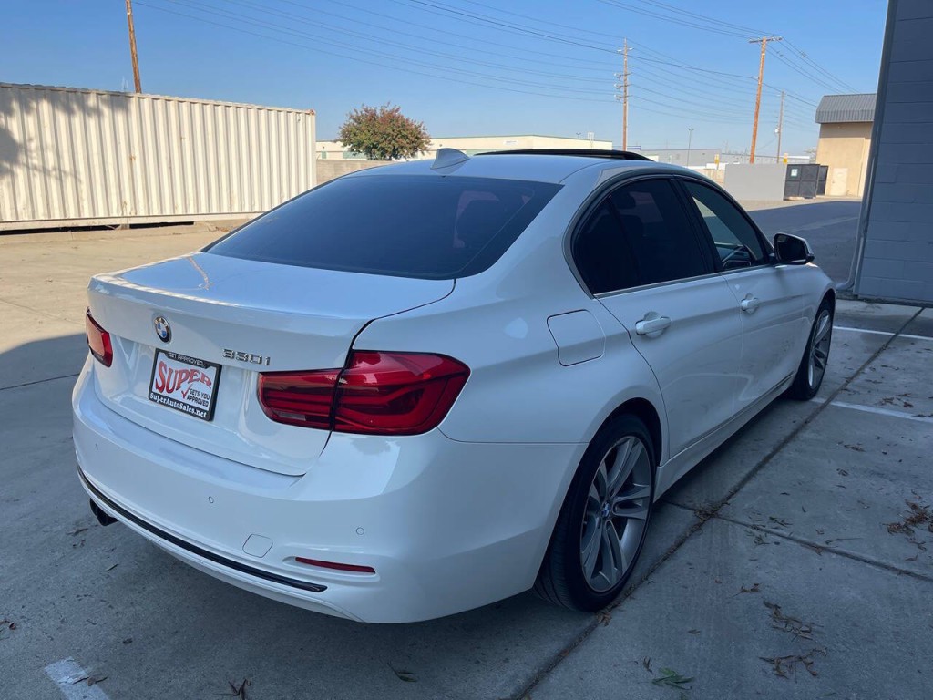 2017 BMW 3 Series Image 55