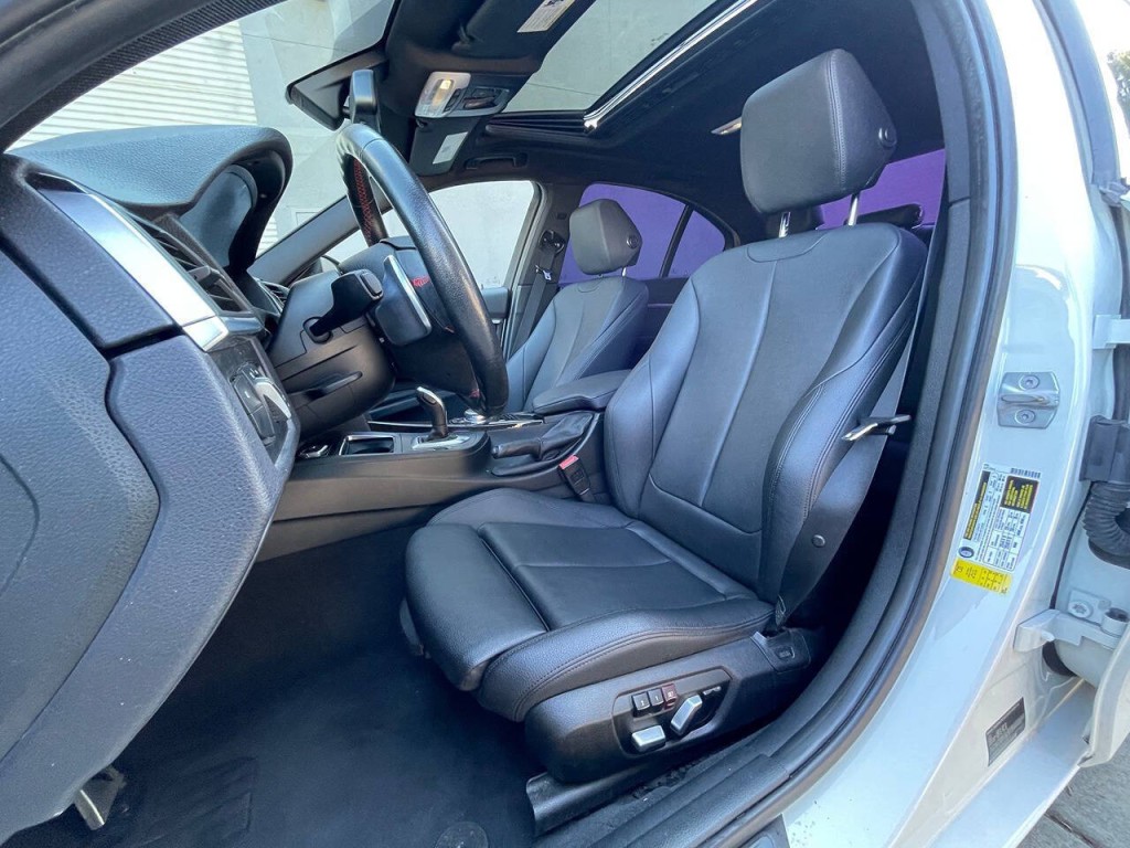 2017 BMW 3 Series Image 11