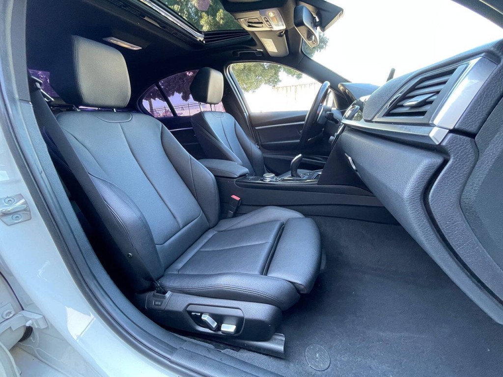 2017 BMW 3 Series Image 12