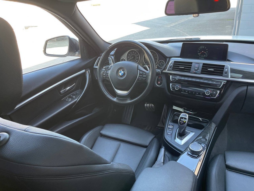 2017 BMW 3 Series Image 15