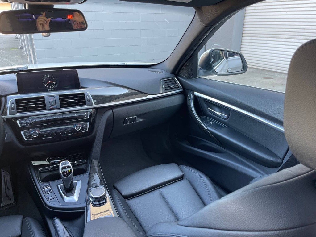 2017 BMW 3 Series Image 16