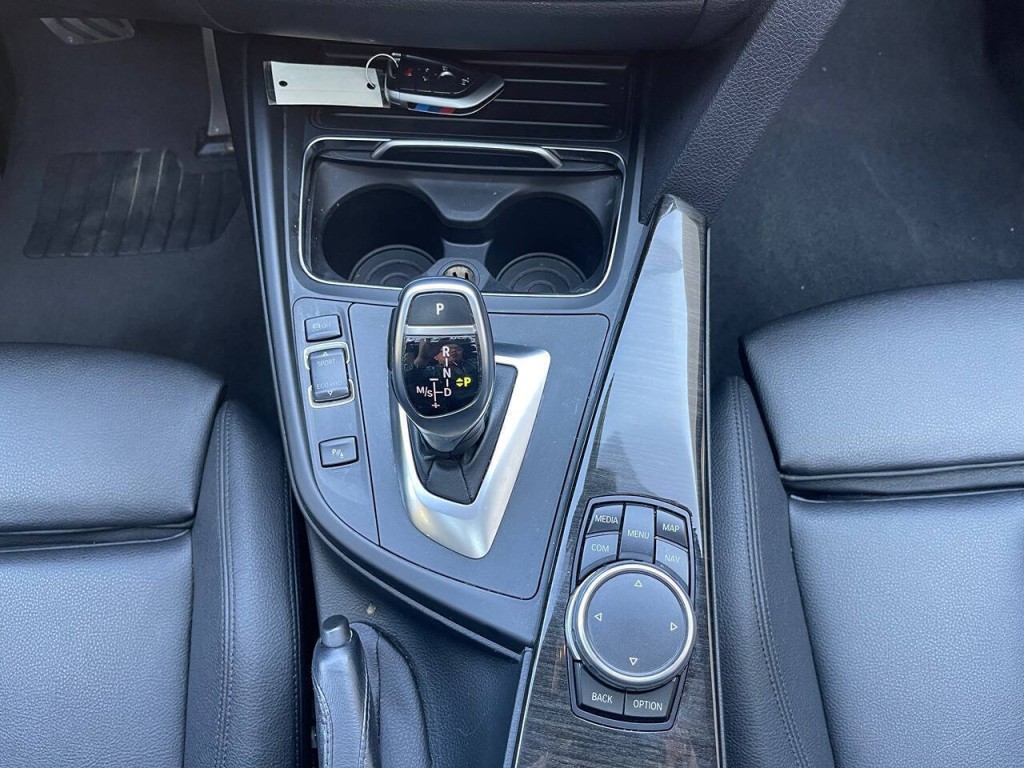 2017 BMW 3 Series Image 21