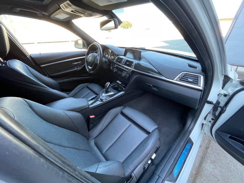 2017 BMW 3 Series Image 29