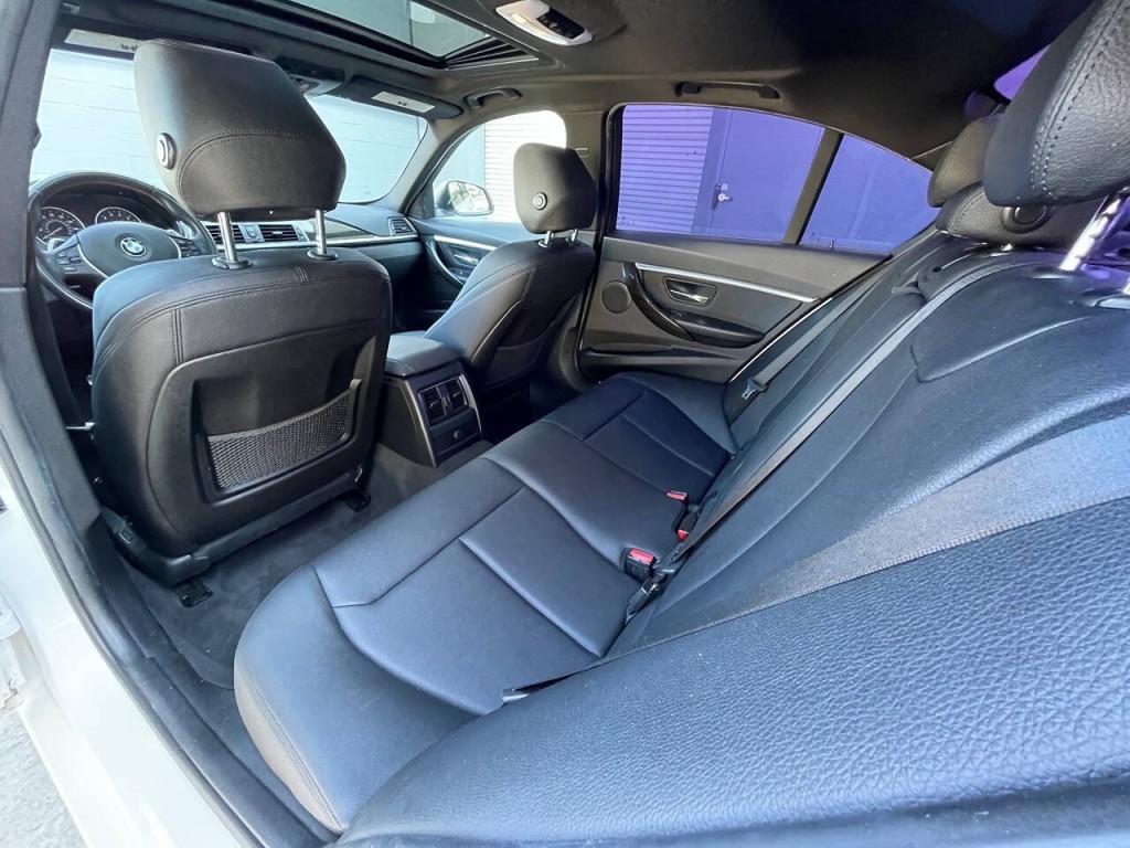 2017 BMW 3 Series Image 30