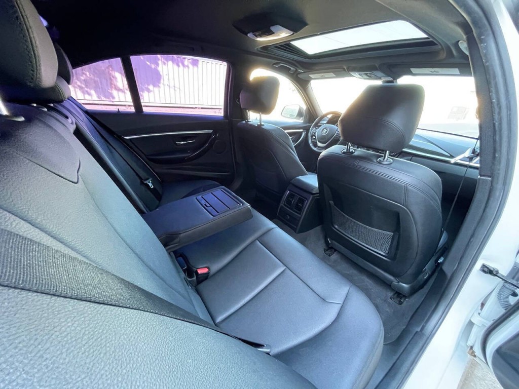 2017 BMW 3 Series Image 31