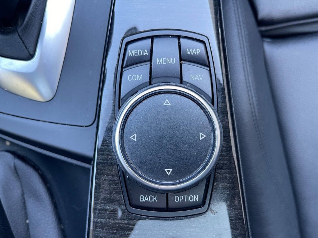 2017 BMW 3 Series Image 33