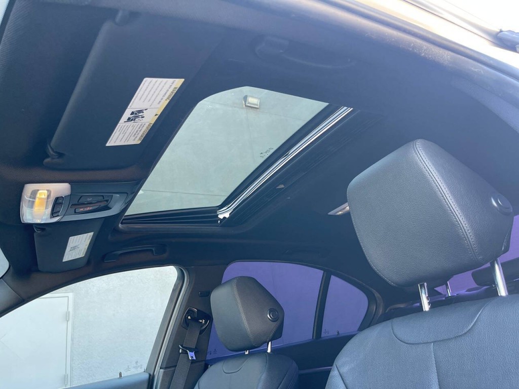 2017 BMW 3 Series Image 38