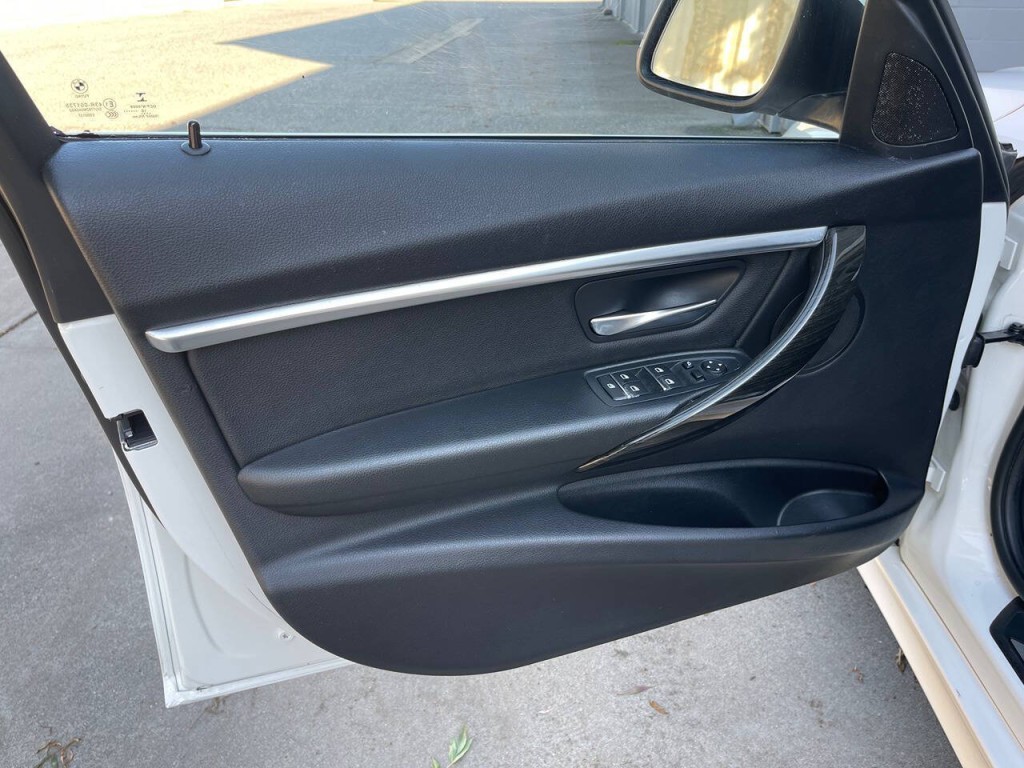 2017 BMW 3 Series Image 39