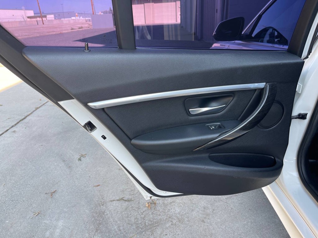 2017 BMW 3 Series Image 40