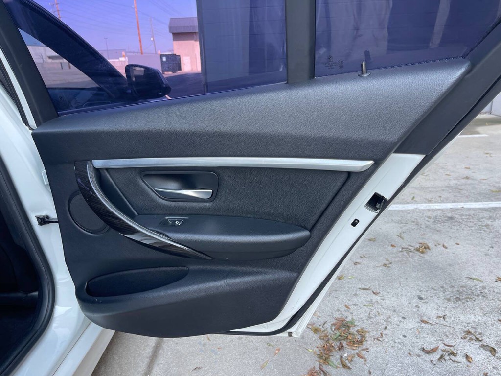 2017 BMW 3 Series Image 41