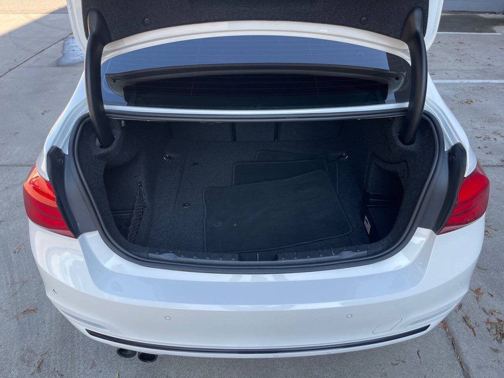 2017 BMW 3 Series Image 43