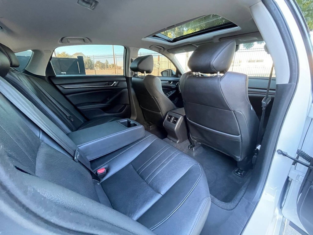 2020 Honda Accord Image 32