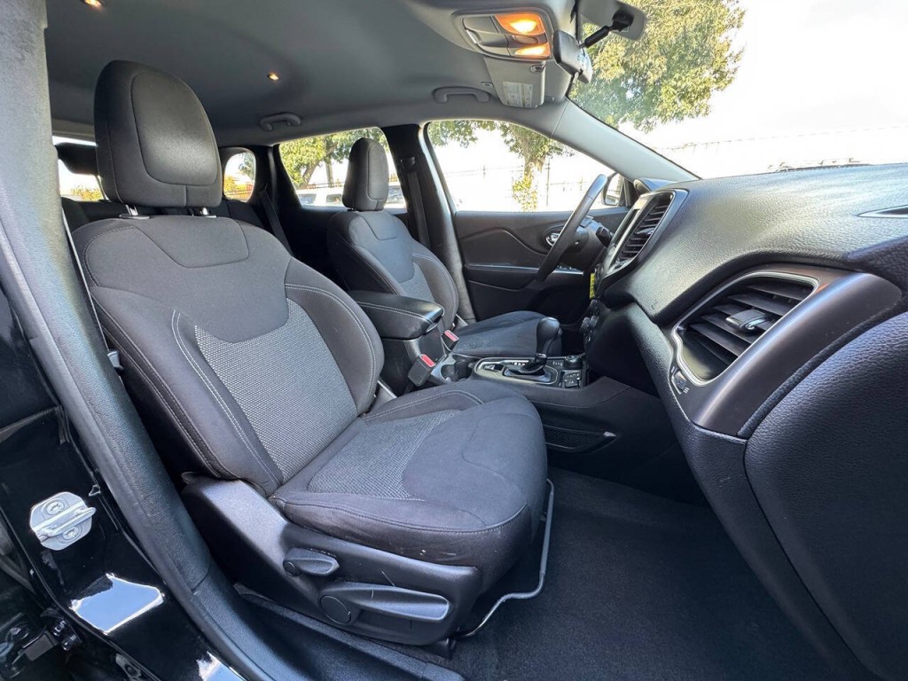 2019 Jeep Cherokee Image 12