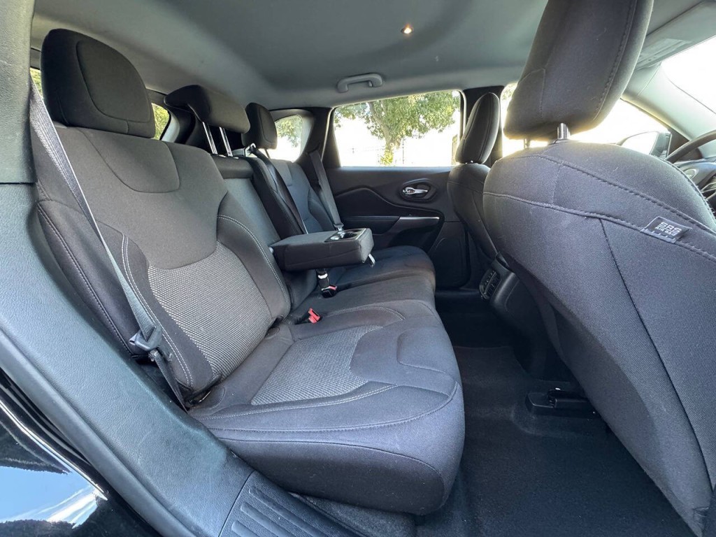 2019 Jeep Cherokee Image 32