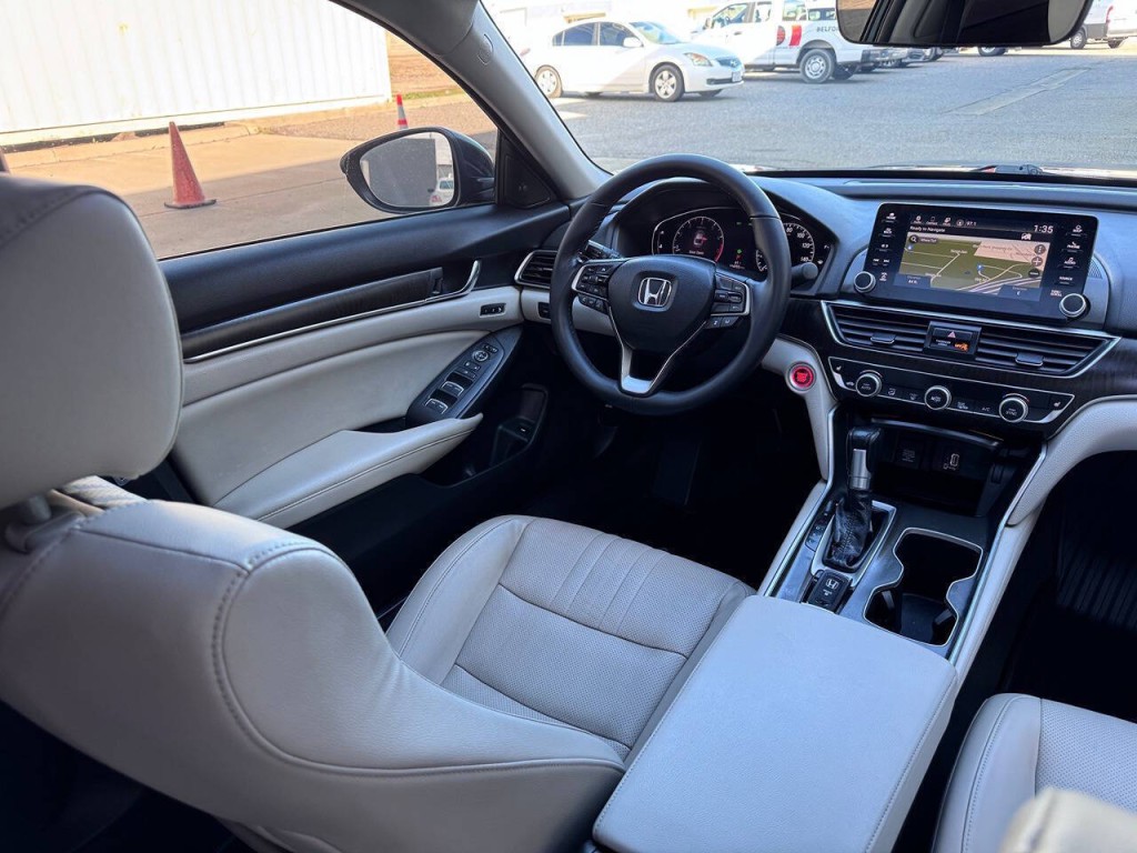 2018 Honda Accord Image 15