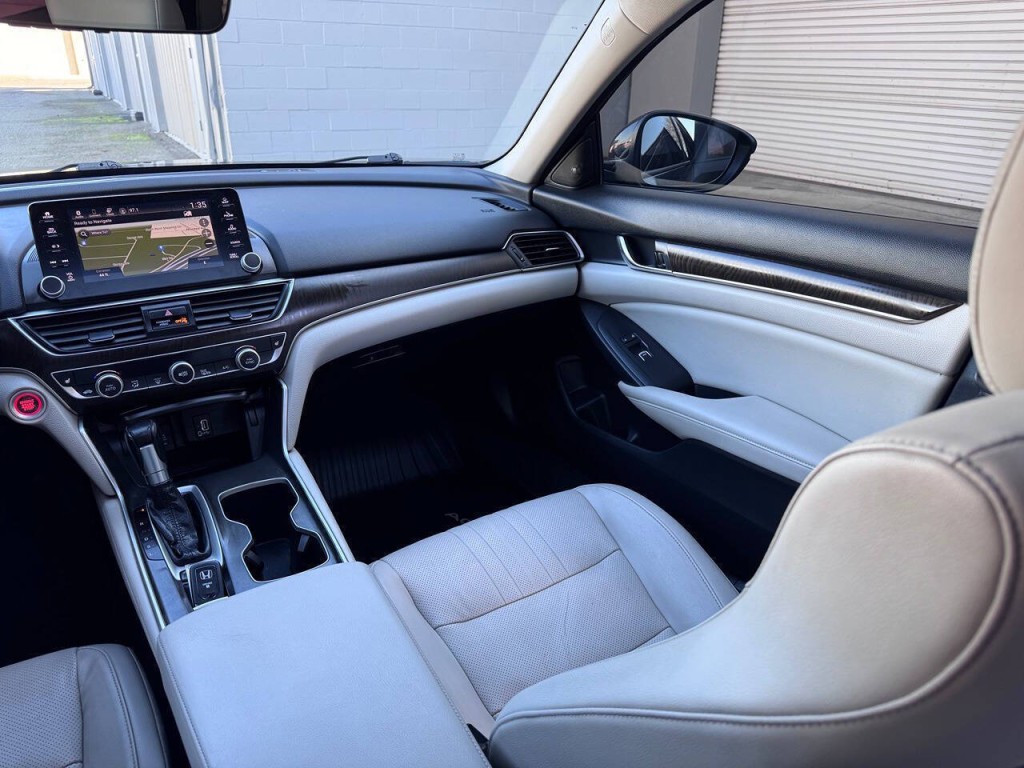 2018 Honda Accord Image 16