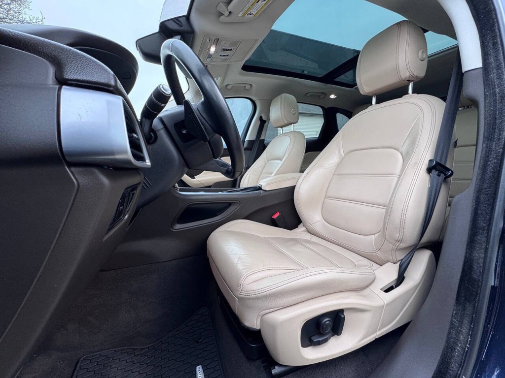 2017 Jaguar F-PACE Image 11