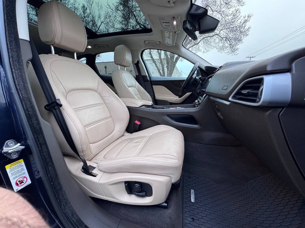 2017 Jaguar F-PACE Image 12