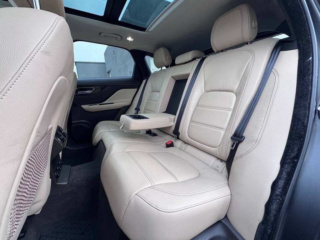 2017 Jaguar F-PACE Image 13