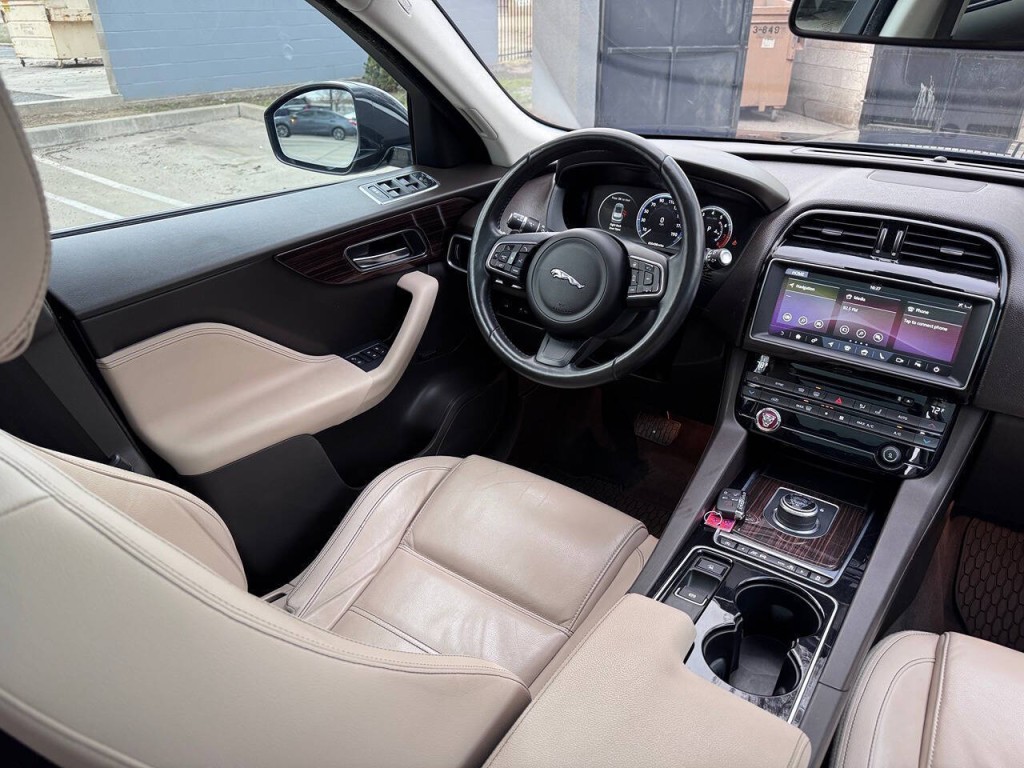 2017 Jaguar F-PACE Image 15