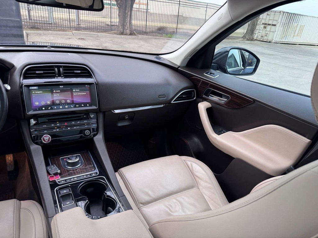 2017 Jaguar F-PACE Image 16