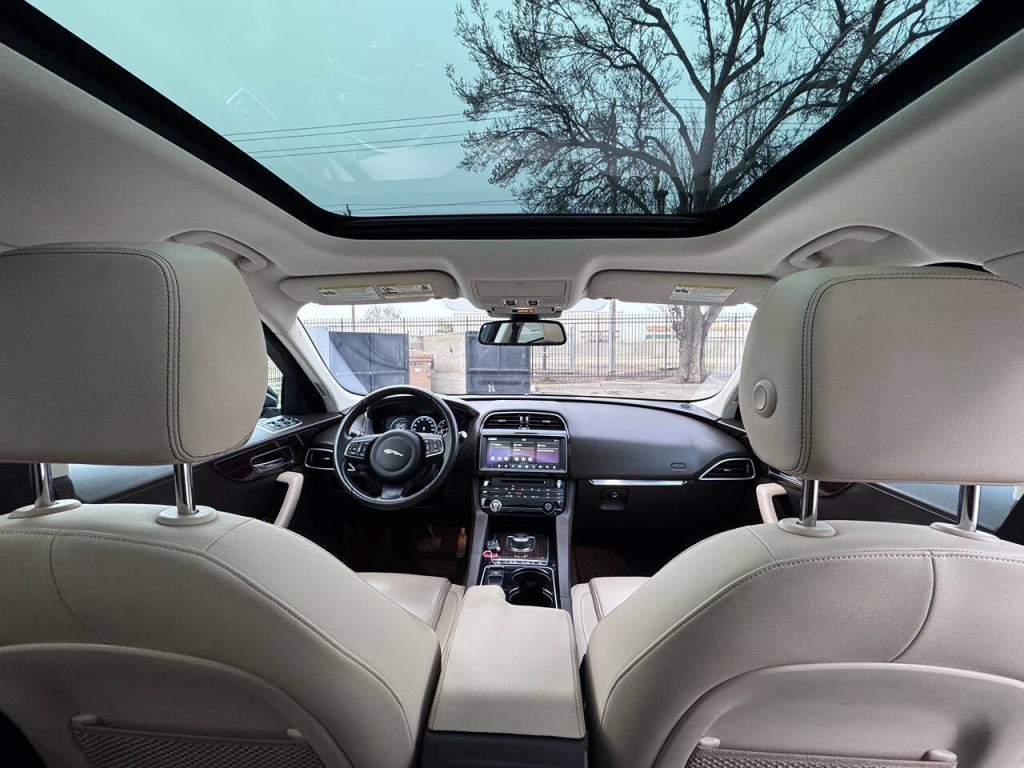 2017 Jaguar F-PACE Image 17