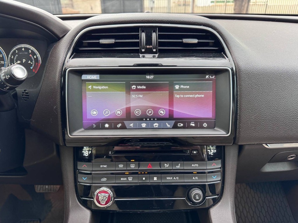 2017 Jaguar F-PACE Image 18