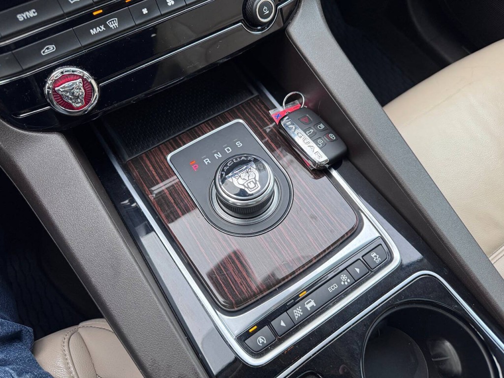 2017 Jaguar F-PACE Image 22