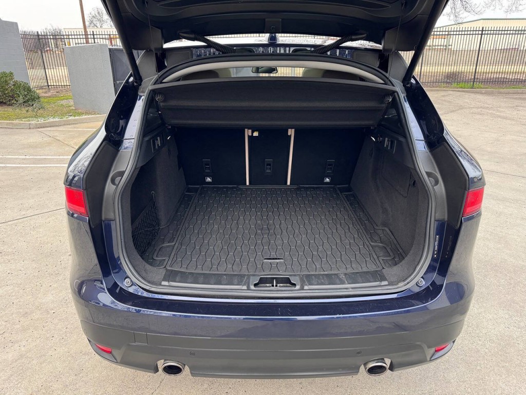 2017 Jaguar F-PACE Image 23