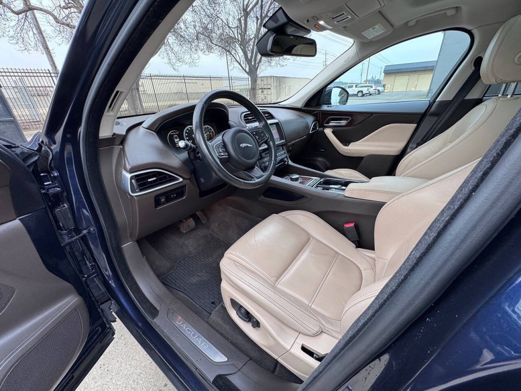 2017 Jaguar F-PACE Image 29