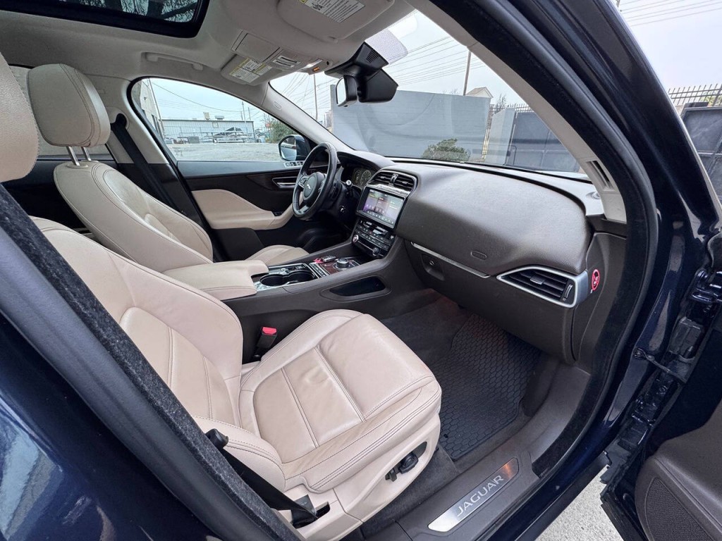 2017 Jaguar F-PACE Image 30