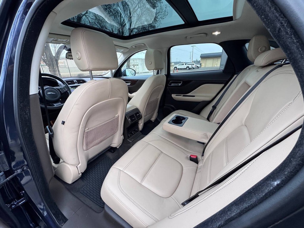 2017 Jaguar F-PACE Image 31