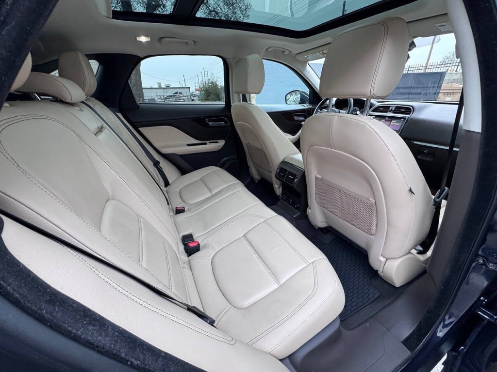 2017 Jaguar F-PACE Image 32