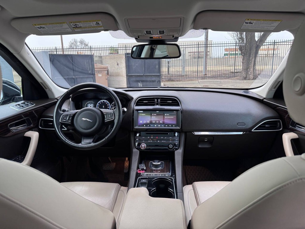 2017 Jaguar F-PACE Image 33