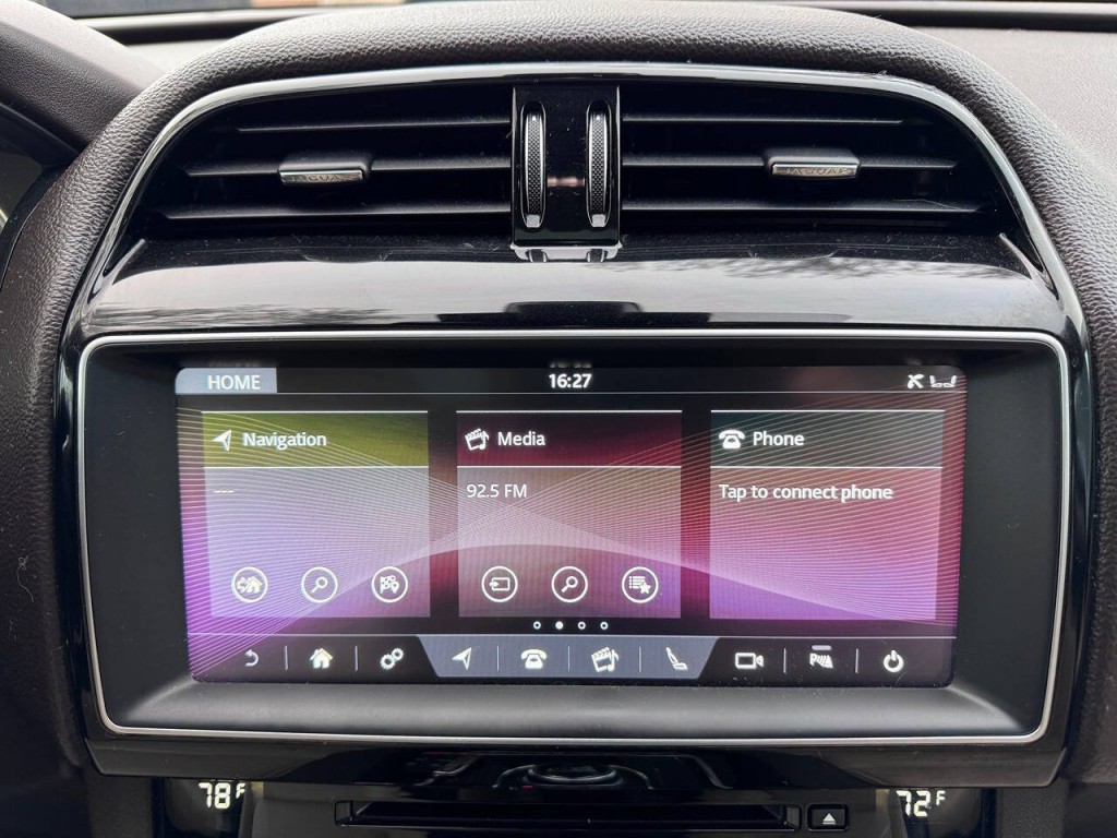 2017 Jaguar F-PACE Image 34