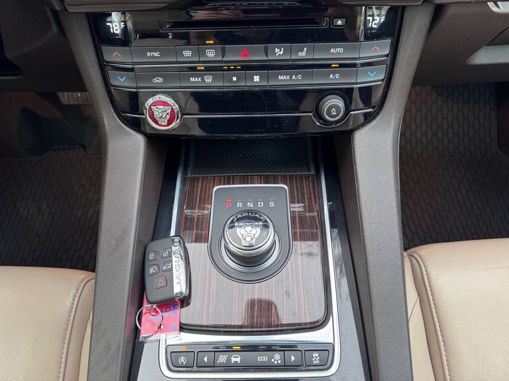 2017 Jaguar F-PACE Image 35