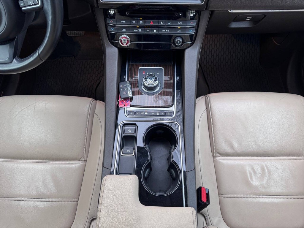 2017 Jaguar F-PACE Image 36