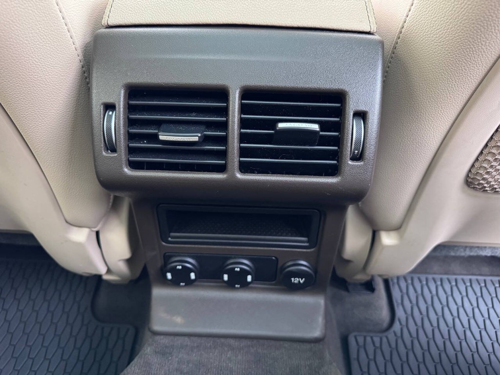 2017 Jaguar F-PACE Image 37