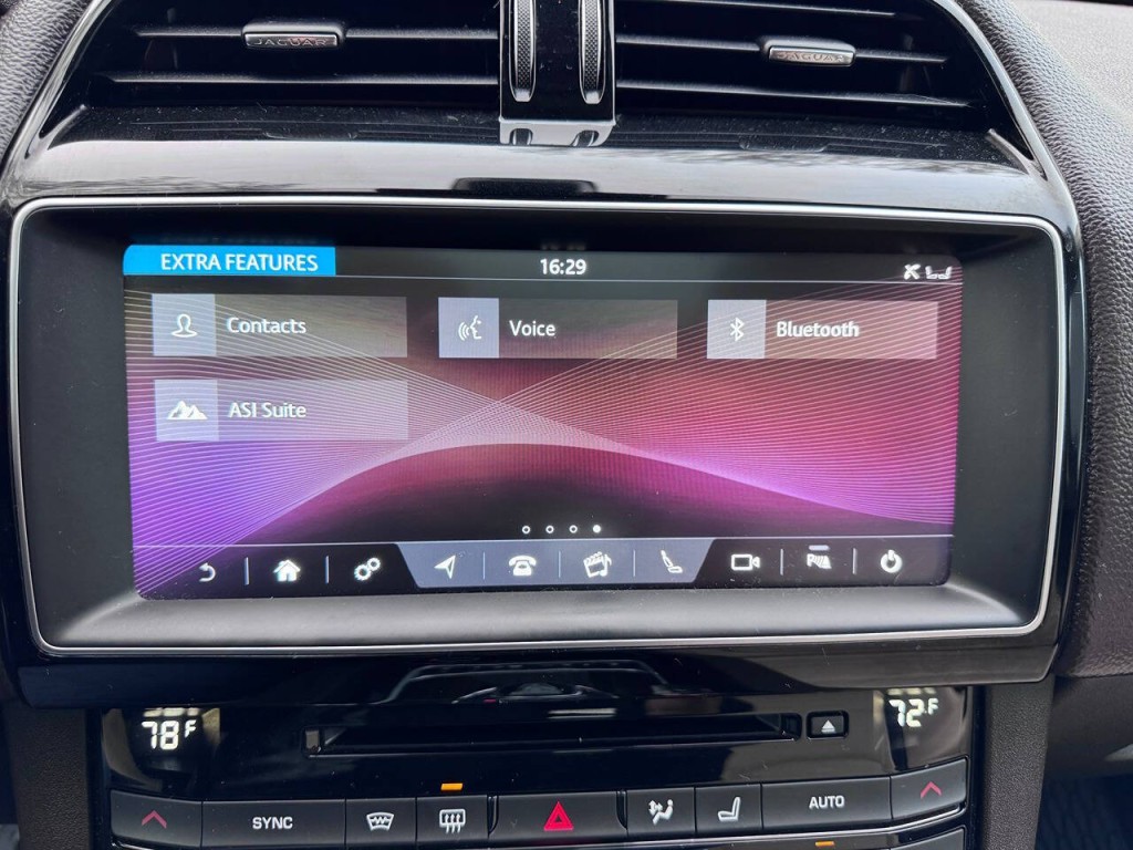 2017 Jaguar F-PACE Image 40