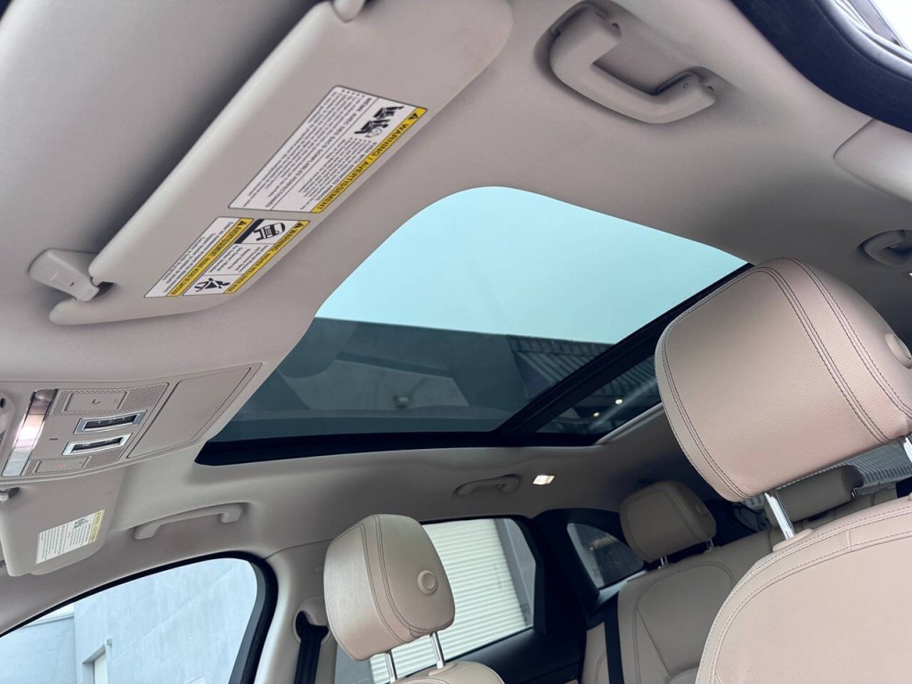 2017 Jaguar F-PACE Image 42