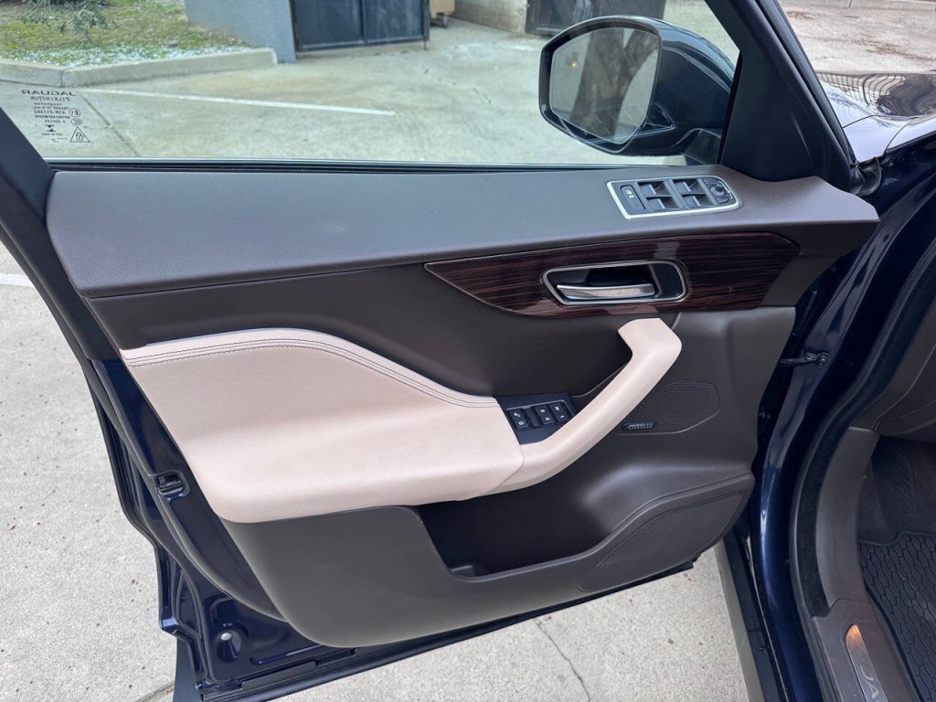 2017 Jaguar F-PACE Image 44