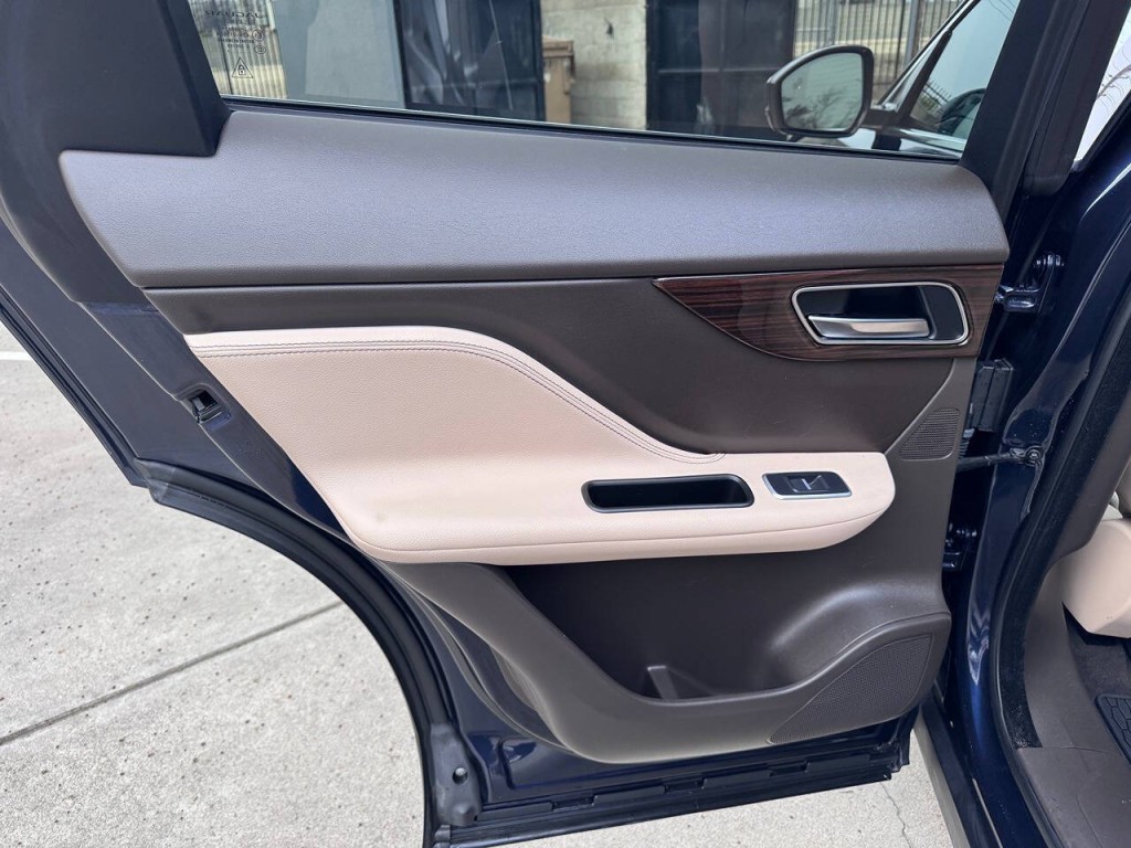 2017 Jaguar F-PACE Image 45